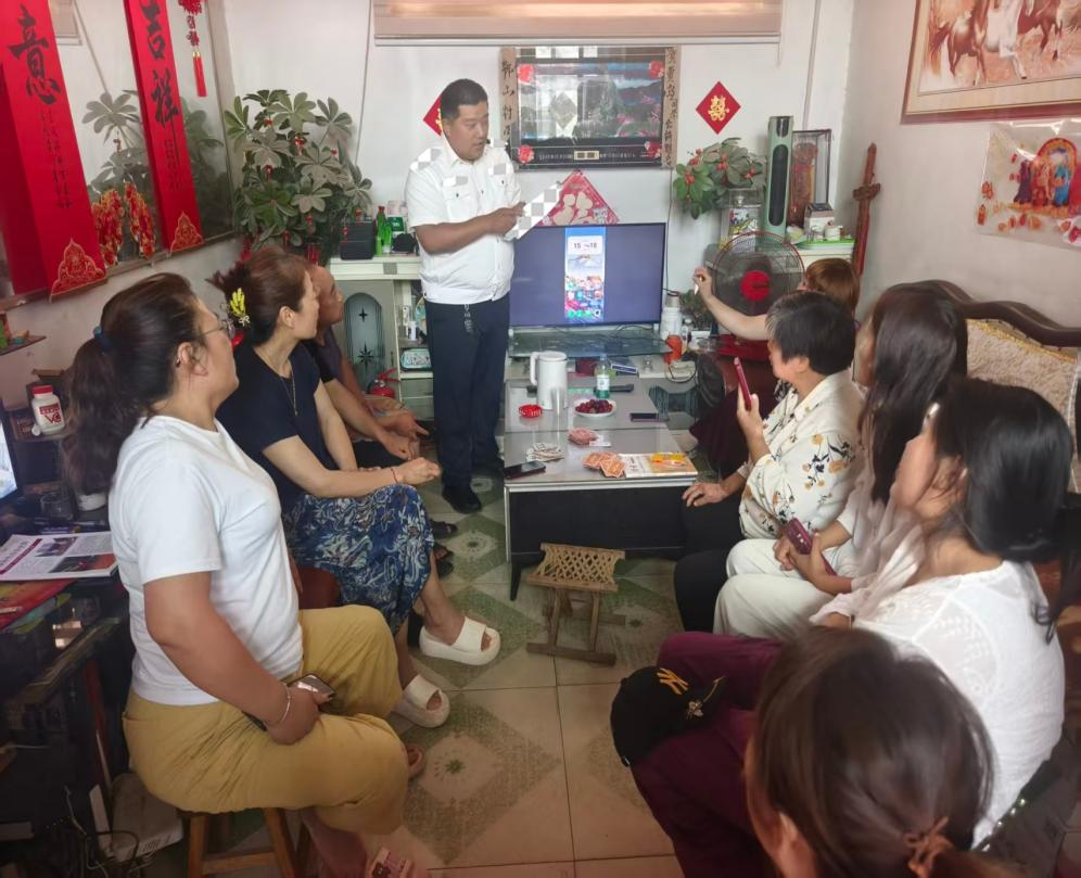 图为工作人员入户开展普法宣传（新泰烟草供图）