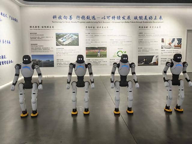 展厅内会跳舞的机器人 图片来源：财联社记者/摄